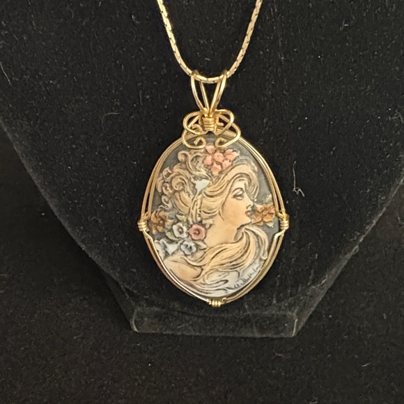 Vintage Bisque Porcelain Lady  Cameo Gold-Filled Wire Wrap Jewelry Pendant JHK - Picture 7 of 7
